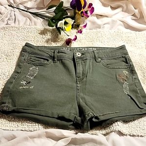 OLIVE DENIM EMBROIDERED MID RISE STRETCH SHORT BEE DETAIL